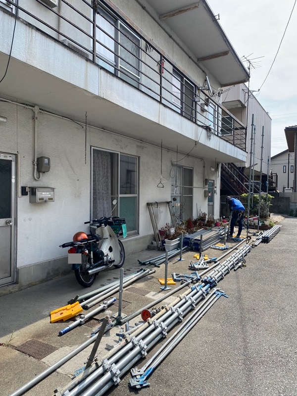 姫路市飾磨区　アパート　屋根塗装・外壁塗装　足場組み立て (1)