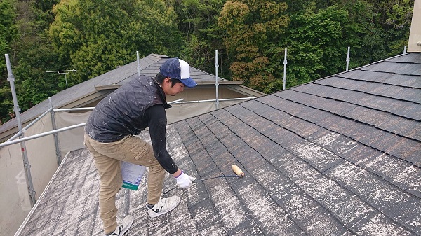 兵庫県姫路市・K様邸　屋根塗装・外壁塗装　外壁の中塗りと屋根の上塗りの様子 (1)