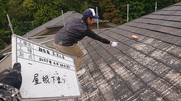兵庫県姫路市・K様邸　屋根塗装・外壁塗装　外壁の中塗りと屋根の上塗りの様子 (4)