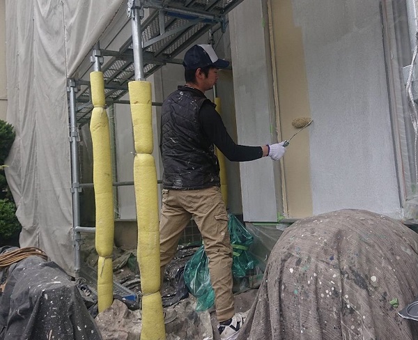 兵庫県姫路市・K様邸　屋根塗装・外壁塗装　外壁の中塗りと屋根の上塗りの様子 (3)